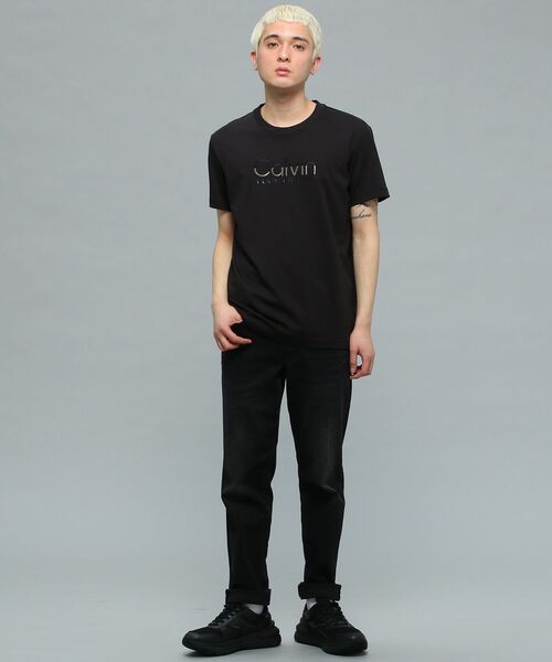 Calvin Klein(カルバン・クライン)の「エンブロイドツートーンロゴTシャツ(Tシャツ/カットソー・メンズ・ホワイト/ブラック・S/M/L/XL)」の3枚目の写真
