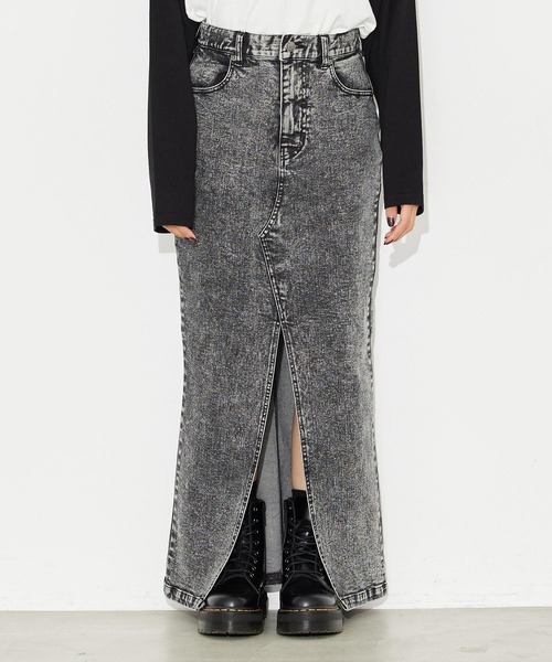 X-girl（エックスガール）の「SLIT LONG SKIRT/ケミカルデニム　スリット/ロングスカート（デニムスカート・レディース・ブラック/ブラウン・M/XS/S）」の2枚目の写真