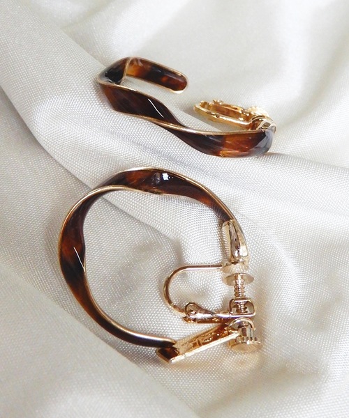 The Rule(ザルール)の「The Rule ザルール:Celadon twist hoop earring :ねじり フープイヤリング(イヤリング・レディース・ホワイト/ブラウン/グレー/クリア・FREE)」の3枚目の写真