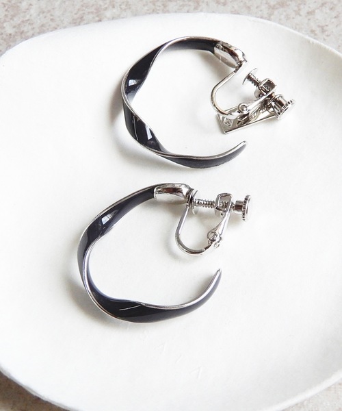The Rule(ザルール)の「The Rule ザルール:Celadon twist hoop earring :ねじり フープイヤリング(イヤリング・レディース・ホワイト/ブラウン/グレー/クリア・FREE)」の2枚目の写真
