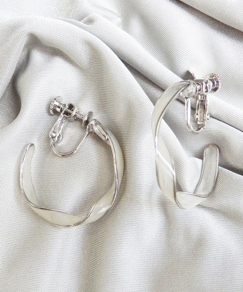The Rule(ザルール)の「The Rule ザルール:Celadon twist hoop earring :ねじり フープイヤリング(イヤリング・レディース・ホワイト/ブラウン/グレー/クリア・FREE)」の1枚目の写真