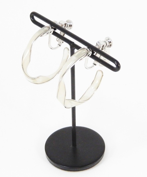 The Rule(ザルール)の「The Rule ザルール:Celadon twist hoop earring :ねじり フープイヤリング(イヤリング・レディース・ホワイト/ブラウン/グレー/クリア・FREE)」の8枚目の写真