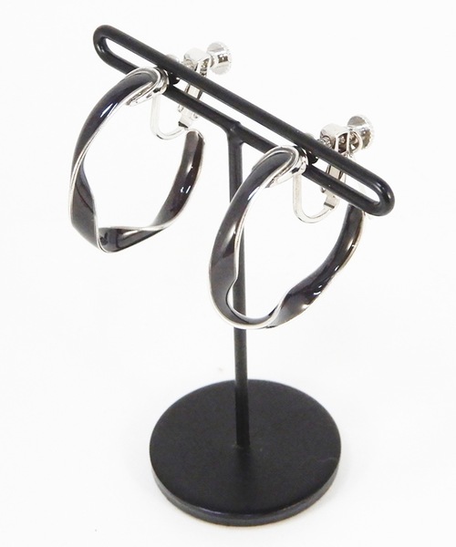The Rule(ザルール)の「The Rule ザルール:Celadon twist hoop earring :ねじり フープイヤリング(イヤリング・レディース・ホワイト/ブラウン/グレー/クリア・FREE)」の10枚目の写真