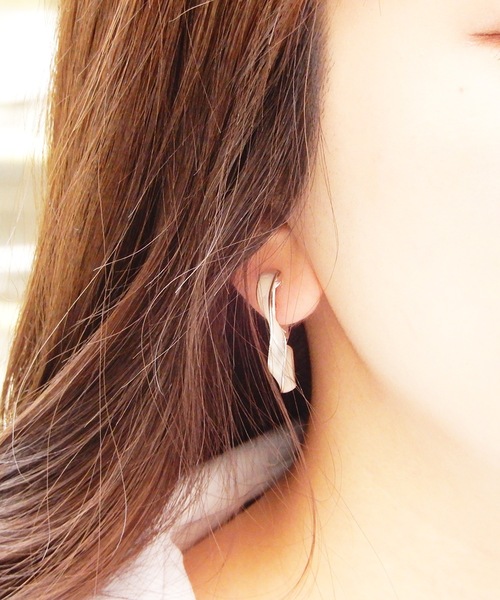The Rule(ザルール)の「The Rule ザルール:Celadon twist hoop earring :ねじり フープイヤリング(イヤリング・レディース・ホワイト/ブラウン/グレー/クリア・FREE)」の5枚目の写真