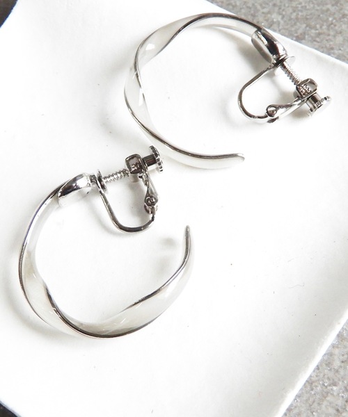 The Rule(ザルール)の「The Rule ザルール:Celadon twist hoop earring :ねじり フープイヤリング(イヤリング・レディース・ホワイト/ブラウン/グレー/クリア・FREE)」の7枚目の写真