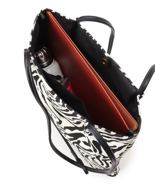 SHOO・LA・RUE（シューラルー）の「◆つまみハンドルトートバッグ（トートバッグ・レディース・ホワイト/ブラック/ダークグリーン/グレー/オレンジ/ブラック系3/アイボリー/ブラック系/ピンク系・00）」の21枚目の写真