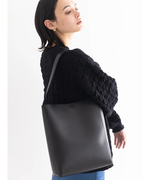 koe(コエ)の「フェイクレザーワンハンドルショルダーバッグ(トートバッグ・レディース・グレイッシュベージュ/ブラック/アイボリー・FREE)」の8枚目の写真