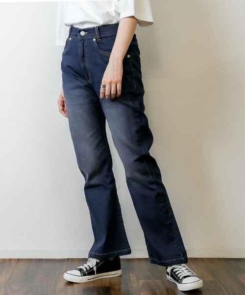 atONE(アットワン)の「atONE セミフレアデニムパンツ(デニムパンツ・レディース・ネイビー/ダークネイビー/ブルー/ブラック・M/L/4L/3L/LL)」の11枚目の写真