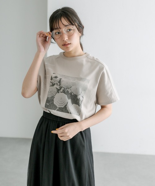 PUAL CE CIN(ピュアルセシン)の「フォトプリントTシャツ(Tシャツ/カットソー・レディース・オフホワイト/ライトグレー/ベージュ・FREE)」の2枚目の写真