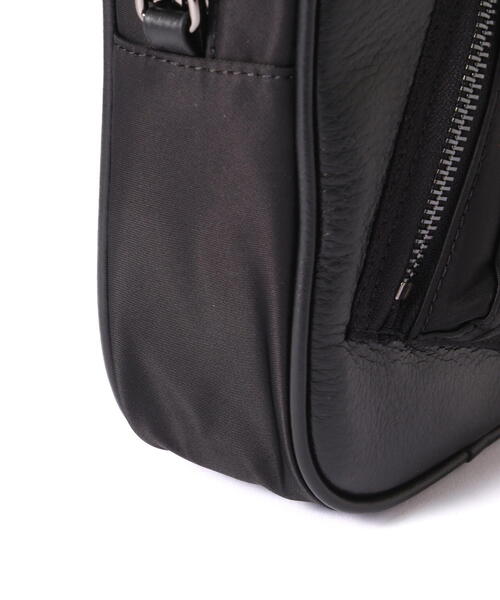 AVIREX（アヴィレックス）の「【直営店限定】NYLON COMBI LEATHER SHOULDER BAG/ ナイロンコンビ レザーショルダーバッグ（ショルダーバッグ・レディース・ブラック・F）」の6枚目の写真
