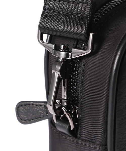 AVIREX（アヴィレックス）の「【直営店限定】NYLON COMBI LEATHER SHOULDER BAG/ ナイロンコンビ レザーショルダーバッグ（ショルダーバッグ・レディース・ブラック・F）」の8枚目の写真