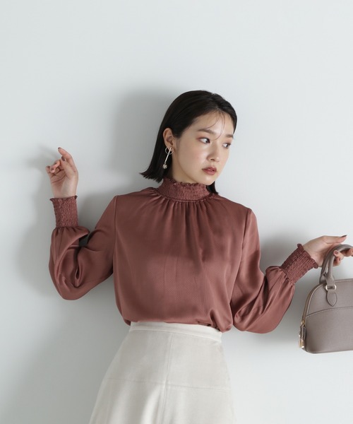 NATURAL BEAUTY BASIC(ナチュラルビューティーベーシック)の「◇シャーリングネックブラウス(シャツ/ブラウス・レディース・ブラック/マジェンタ/オフホワイト/ピンク・SMALL/MEDIUM)」の1枚目の写真