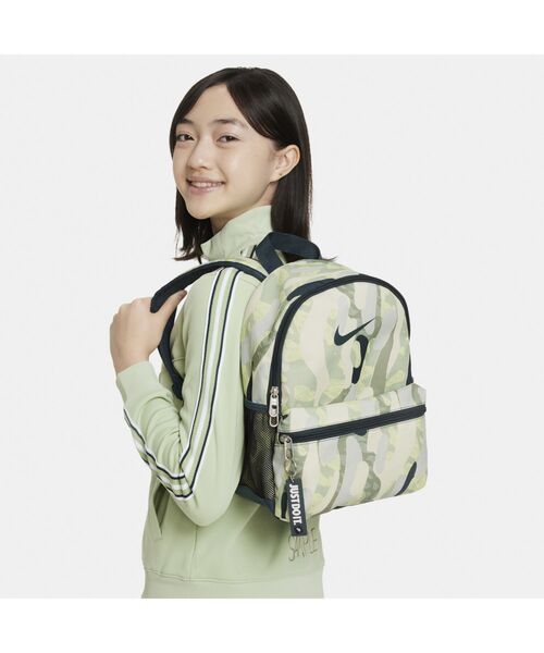 NIKE(ナイキ)の「ナイキ ブラジリア JDI キッズ ミニ バックパック (11L) / Nike Brasilia JDI Kids' Mini Backpack (11L)(バックパック/リュック・キッズ・ロイヤルブルー/ダークグリーン・ONE SIZE)」の4枚目の写真