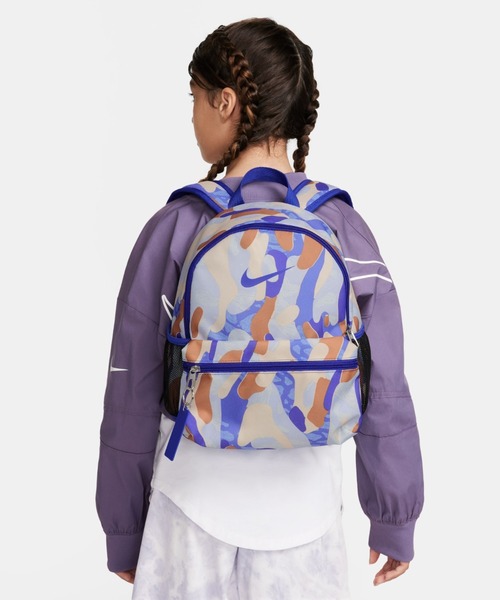 NIKE(ナイキ)の「ナイキ ブラジリア JDI キッズ ミニ バックパック (11L) / Nike Brasilia JDI Kids' Mini Backpack (11L)(バックパック/リュック・キッズ・ロイヤルブルー/ダークグリーン・ONE SIZE)」の16枚目の写真