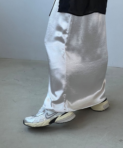 chuclla(チュクラ)の「サテン シャイニーフレア マキシスカート chw23a064(スカート・レディース・シルバー・M/S)」の22枚目の写真