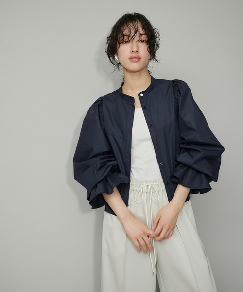 ADAM ET ROPE'(アダムエロペ)の「【WEB限定】スリーブコンシャスクロップドシャツ(シャツ/ブラウス・レディース・ホワイト/ネイビー/ブルー・FREE)」の2枚目の写真