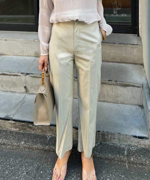 audrey and john wad（オードリーアンドジョンワッド）の「フェイクレザーセミフレアパンツ（その他パンツ・レディース・ベージュ/アイボリー/ブラック・S/M）」の2枚目の写真