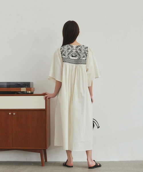 Edit Sheen（エディットシーン）の「エスニック刺繍ワンピース（ワンピース・レディース・ホワイト/ブルー・M）」の13枚目の写真