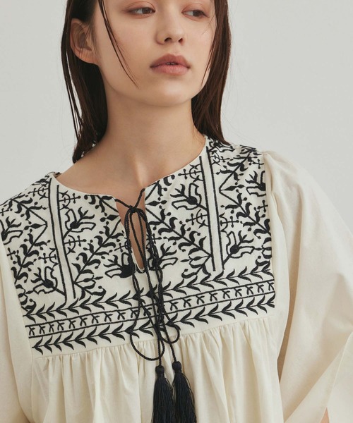 Edit Sheen（エディットシーン）の「エスニック刺繍ワンピース（ワンピース・レディース・ホワイト/ブルー・M）」の11枚目の写真