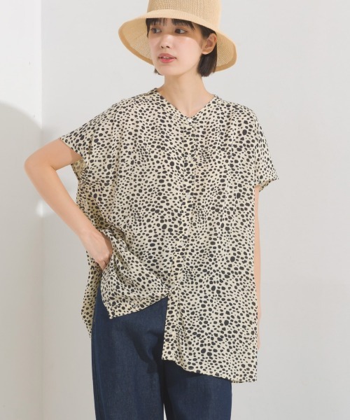 OMNES(オムネス)の「レーヨンフレンチスリーブバンドカラーシャツ(シャツ/ブラウス・レディース・ホワイト系その他/ブラック/ブラック系その他/モカ/ブラウン系その他/ブルー系その他/ブラック系その他2/ブルー系その他2/ネイビー系・FREE)」の2枚目の写真