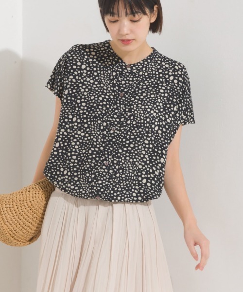 OMNES(オムネス)の「レーヨンフレンチスリーブバンドカラーシャツ(シャツ/ブラウス・レディース・ホワイト系その他/ブラック/ブラック系その他/モカ/ブラウン系その他/ブルー系その他/ブラック系その他2/ブルー系その他2/ネイビー系・FREE)」の4枚目の写真