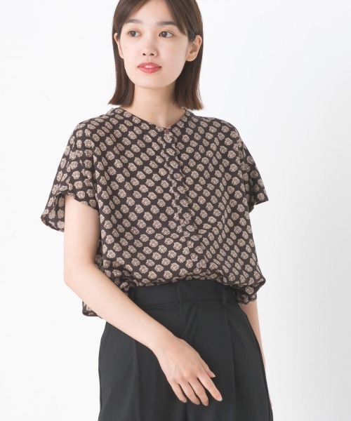 OMNES(オムネス)の「レーヨンフレンチスリーブバンドカラーシャツ(シャツ/ブラウス・レディース・ホワイト系その他/ブラック/ブラック系その他/モカ/ブラウン系その他/ブルー系その他/ブラック系その他2/ブルー系その他2/ネイビー系・FREE)」の7枚目の写真