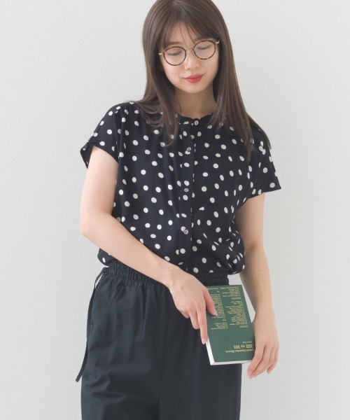 OMNES(オムネス)の「レーヨンフレンチスリーブバンドカラーシャツ(シャツ/ブラウス・レディース・ホワイト系その他/ブラック/ブラック系その他/モカ/ブラウン系その他/ブルー系その他/ブラック系その他2/ブルー系その他2/ネイビー系・FREE)」の5枚目の写真