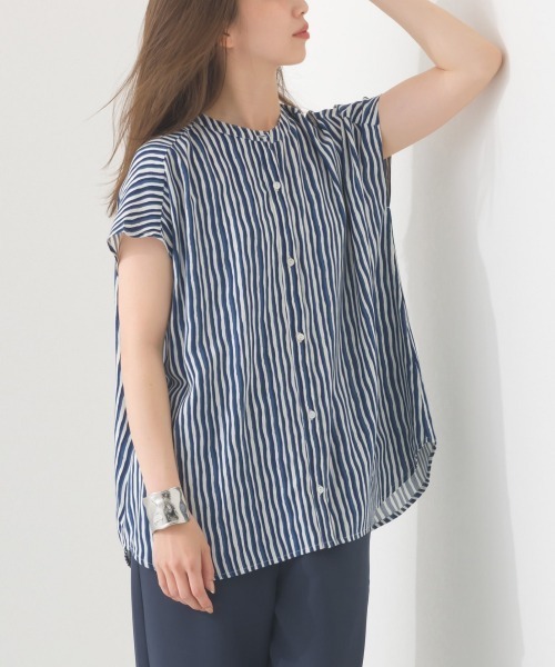 OMNES(オムネス)の「レーヨンフレンチスリーブバンドカラーシャツ(シャツ/ブラウス・レディース・ホワイト系その他/ブラック/ブラック系その他/モカ/ブラウン系その他/ブルー系その他/ブラック系その他2/ブルー系その他2/ネイビー系・FREE)」の9枚目の写真