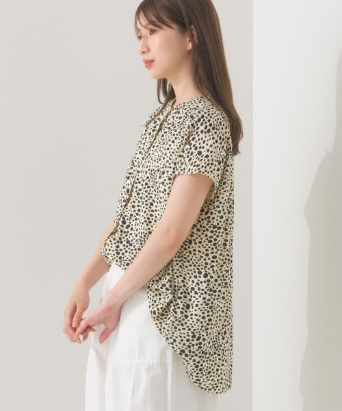 OMNES(オムネス)の「レーヨンフレンチスリーブバンドカラーシャツ(シャツ/ブラウス・レディース・ホワイト系その他/ブラック/ブラック系その他/モカ/ブラウン系その他/ブルー系その他/ブラック系その他2/ブルー系その他2/ネイビー系・FREE)」の11枚目の写真