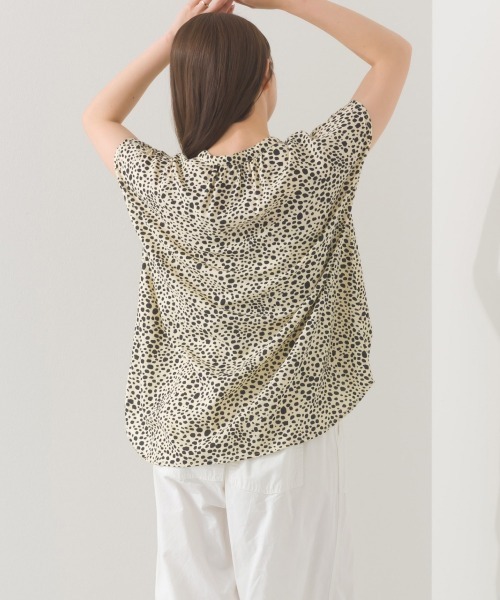 OMNES(オムネス)の「レーヨンフレンチスリーブバンドカラーシャツ(シャツ/ブラウス・レディース・ホワイト系その他/ブラック/ブラック系その他/モカ/ブラウン系その他/ブルー系その他/ブラック系その他2/ブルー系その他2/ネイビー系・FREE)」の12枚目の写真