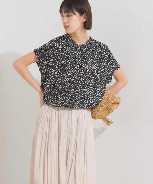 OMNES(オムネス)の「レーヨンフレンチスリーブバンドカラーシャツ(シャツ/ブラウス・レディース・ホワイト系その他/ブラック/ブラック系その他/モカ/ブラウン系その他/ブルー系その他/ブラック系その他2/ブルー系その他2/ネイビー系・FREE)」の20枚目の写真