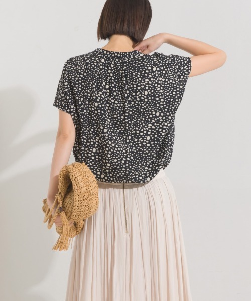 OMNES(オムネス)の「レーヨンフレンチスリーブバンドカラーシャツ(シャツ/ブラウス・レディース・ホワイト系その他/ブラック/ブラック系その他/モカ/ブラウン系その他/ブルー系その他/ブラック系その他2/ブルー系その他2/ネイビー系・FREE)」の22枚目の写真