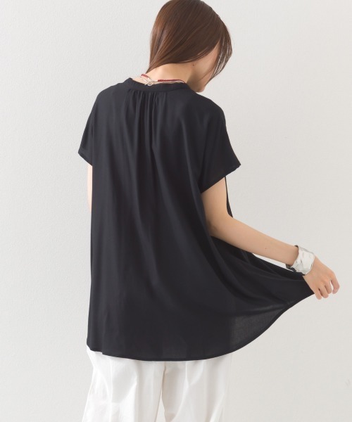 OMNES（オムネス）の「レーヨンフレンチスリーブバンドカラーシャツ（シャツ/ブラウス・レディース・ブラック/ブラウン系その他/ブラック系その他/モカ/ブルー系その他/ホワイト系その他/ブラック系その他2/ブルー系その他2/ネイビー系・FREE）」の19枚目の写真