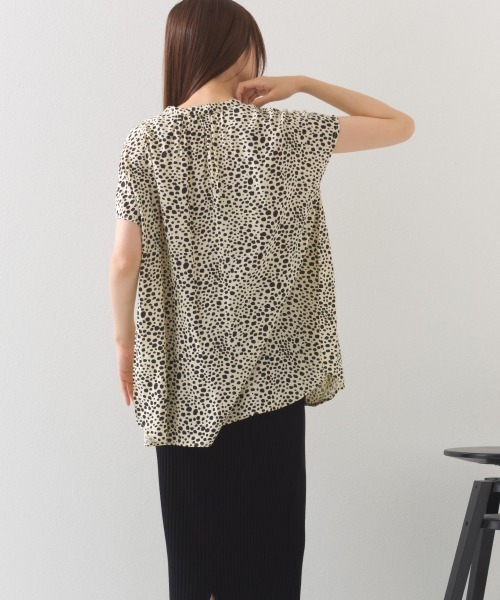 OMNES（オムネス）の「レーヨンフレンチスリーブバンドカラーシャツ（シャツ/ブラウス・レディース・ブラック/ブラウン系その他/ブラック系その他/モカ/ブルー系その他/ホワイト系その他/ブラック系その他2/ブルー系その他2/ネイビー系・FREE）」の14枚目の写真