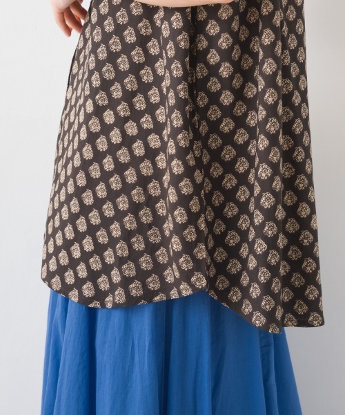 OMNES（オムネス）の「レーヨンフレンチスリーブバンドカラーシャツ（シャツ/ブラウス・レディース・ブラック/ブラウン系その他/ブラック系その他/モカ/ブルー系その他/ホワイト系その他/ブラック系その他2/ブルー系その他2/ネイビー系・FREE）」の10枚目の写真