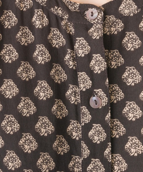 OMNES（オムネス）の「レーヨンフレンチスリーブバンドカラーシャツ（シャツ/ブラウス・レディース・ブラック/ブラウン系その他/ブラック系その他/モカ/ブルー系その他/ホワイト系その他/ブラック系その他2/ブルー系その他2/ネイビー系・FREE）」の11枚目の写真