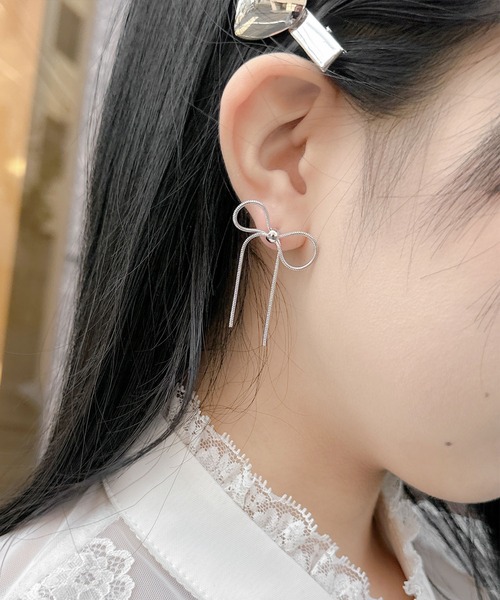 couture BY ROJITA(クチュールバイロジータ)の「リボンピアス(ピアス(両耳用)・レディース・シルバー/ゴールド・FREE)」の2枚目の写真