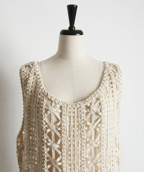 &. NOSTALGIA(アンドドットノスタルジア)の「【ZOZO限定】フリンジヘムテープヤーントップス(ベスト・レディース・ブラック/ベージュ・M)」の18枚目の写真