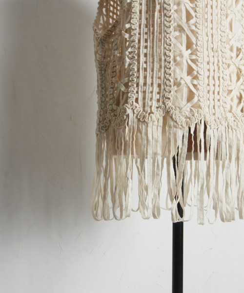 &. NOSTALGIA(アンドドットノスタルジア)の「【ZOZO限定】フリンジヘムテープヤーントップス(ベスト・レディース・ブラック/ベージュ・M)」の20枚目の写真