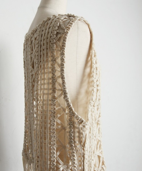 &. NOSTALGIA(アンドドットノスタルジア)の「【ZOZO限定】フリンジヘムテープヤーントップス(ベスト・レディース・ブラック/ベージュ・M)」の21枚目の写真