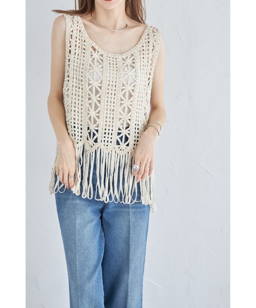 &. NOSTALGIA(アンドドットノスタルジア)の「【ZOZO限定】フリンジヘムテープヤーントップス(ベスト・レディース・ブラック/ベージュ・M)」の11枚目の写真