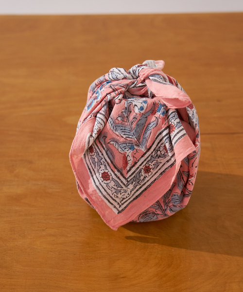 collex(コレックス)の「ブロックプリント バンダナ 52×52㎝(バンダナ/スカーフ・レディース・イエロー/ブルー/サーモンピンク・フリー)」の6枚目の写真