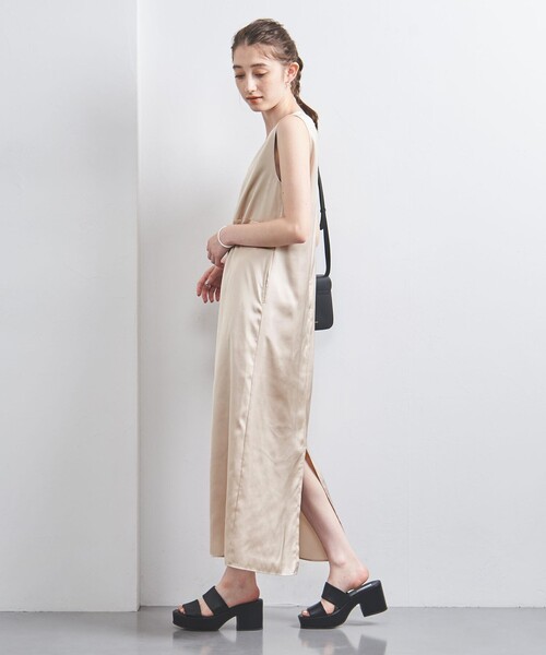 UNITED ARROWS(ユナイテッドアローズ)の「サテン ロングワンピース(ワンピース・レディース・ナチュラル/ネイビー・36/38)」の4枚目の写真