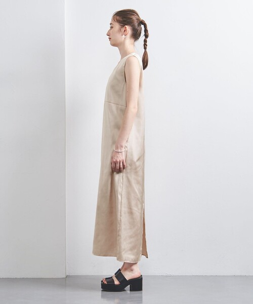 UNITED ARROWS(ユナイテッドアローズ)の「サテン ロングワンピース(ワンピース・レディース・ナチュラル/ネイビー・36/38)」の6枚目の写真