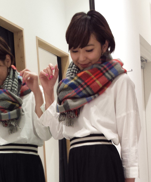 Discoat Parisien(ディスコートパリシアン)の「チェック×チェックリバストール(ストール/ショール・レディース・レッド/オフホワイト/チャコールグレー/ネイビー・フリ-)」の2枚目の写真