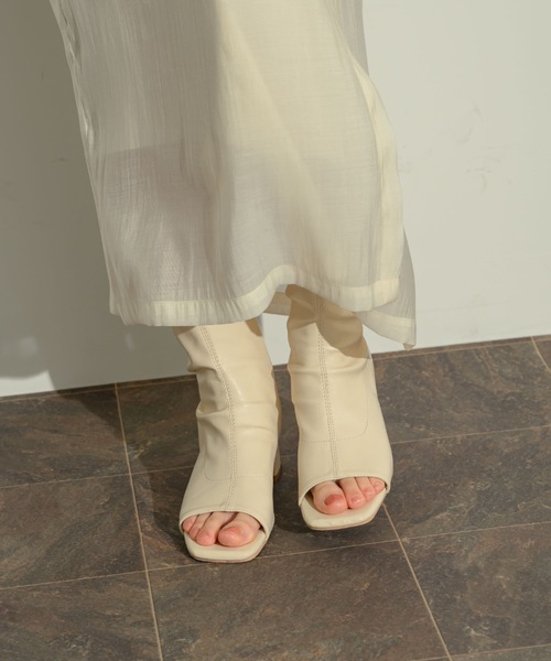 NEUNA（ヌナ）の「オープントゥショートブーティー（ブーツ・レディース・ブラック/アイボリー・L/M/S）」の16枚目の写真