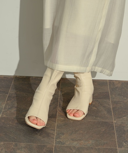 NEUNA（ヌナ）の「オープントゥショートブーティー（ブーツ・レディース・ブラック/アイボリー・L/M/S）」の5枚目の写真