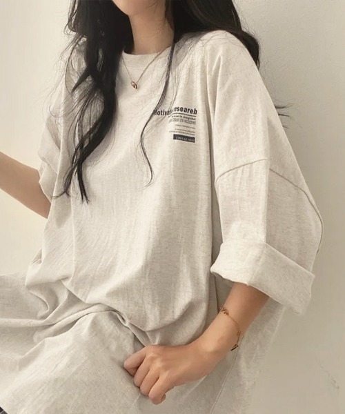 Miniministore(ミニミニストア)の「オーバーサイズ 英文字ロゴ 半袖Tシャツ(Tシャツ/カットソー・レディース・グレイッシュベージュ/ブラック/ロイヤルブルー/ホワイト・FREE)」の3枚目の写真