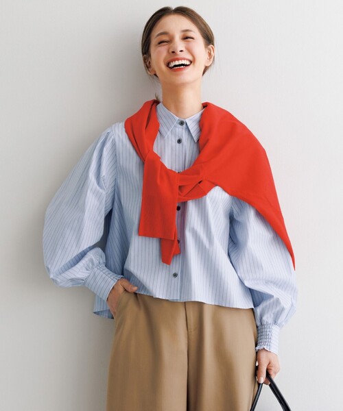 UNFILO（アンフィーロ）の「ボリュームスリーブ クロップドシャツ（シャツ/ブラウス・レディース・サックスブルー系/スカイブルー系2/ブラック系/ホワイト系・SMALL/MEDIUM）」の3枚目の写真