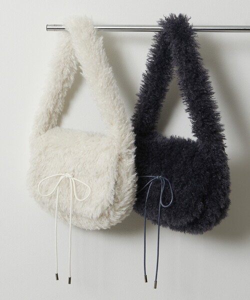 Firsthand(ファーストハンド)の「Firsthand/ファーストハンド エコファーリボンショルダーバッグ(ショルダーバッグ・レディース・オフホワイト/グレー・ONE SIZE)」の3枚目の写真